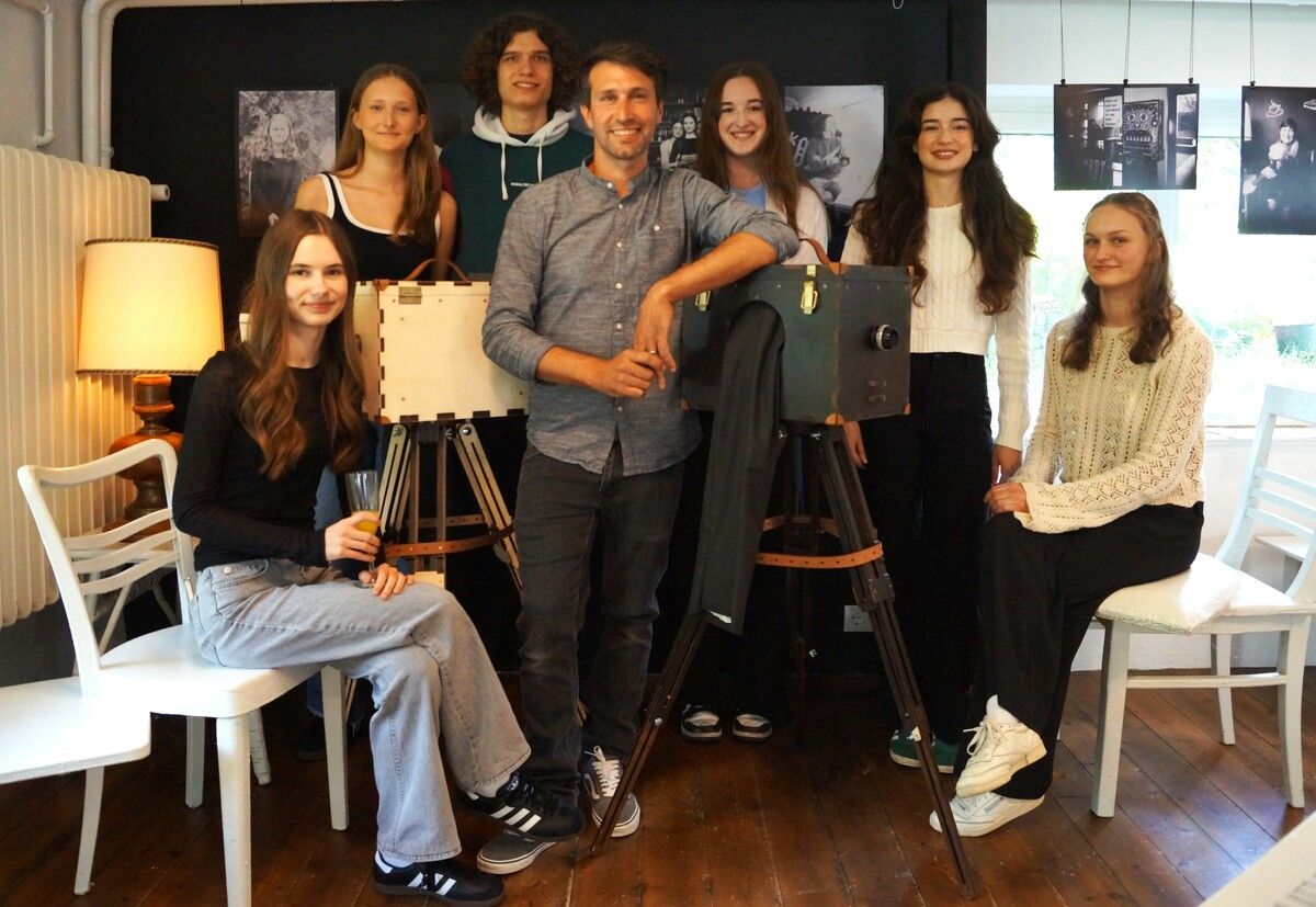 Theresa, Emily, Valentin, Lukas, Marlene, Nadja und Mira mit den Box Cameras. YAS