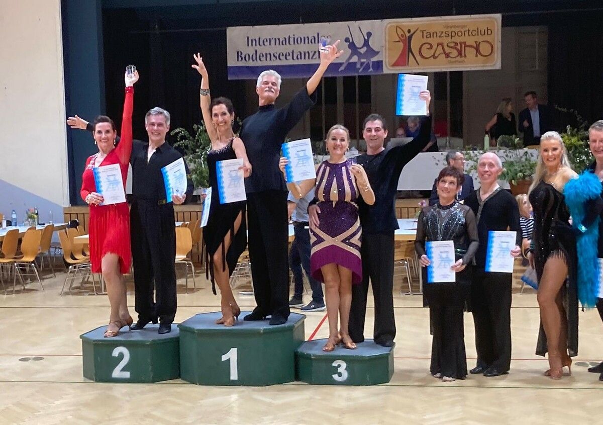 Thijs und Ingrid freuen sich über ihren Sieg. TSC Blau-Gold Dornbirn-Lustenau-Koblach