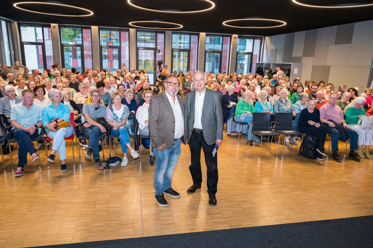 Thomas Matt und Wilhelm Schmid freuten sich über das rege Interesse an dem Vortrag. BI