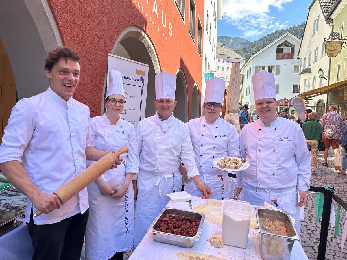Tobias Jenny, Gabriela, Hermann Kölly, Julius und Ruben waren als Vertreter der Tourismusschulen Bludenz auf dem Brot- und Strudelmarkt präsent. BI (7)