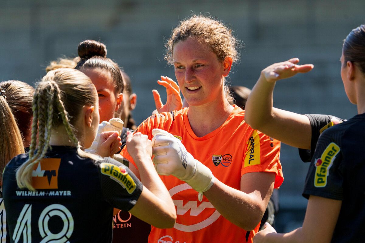 Torfrau Sarah-Lisa Dübel und ihre Kolleginnen feiern den hart erkämpften Derbysieg über Lustenau/Dornbirn.VN-Stiplovsek
