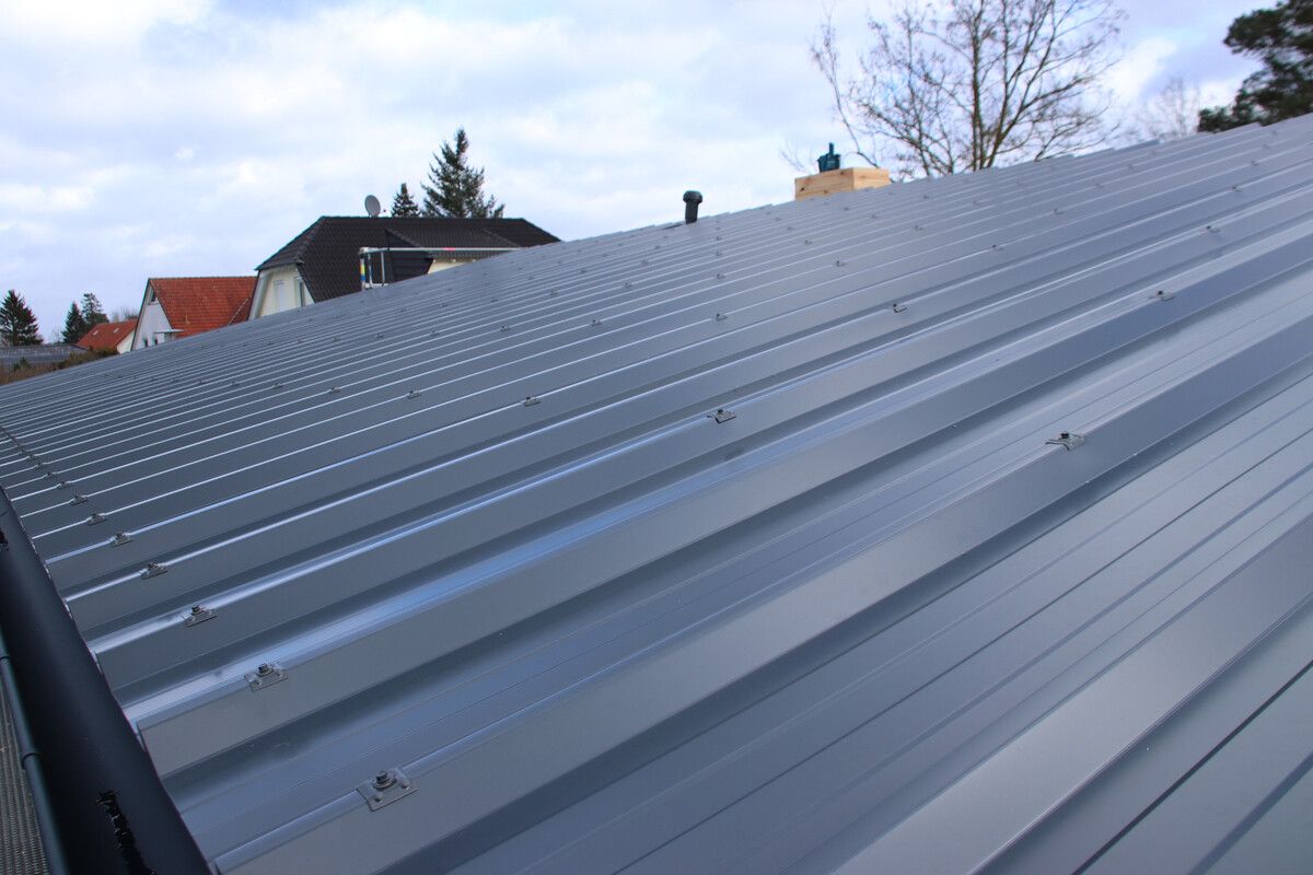 Trapezprofile sind besonders geeignet für preisgünstige Dachsanierungen.epr/LUXMETALL