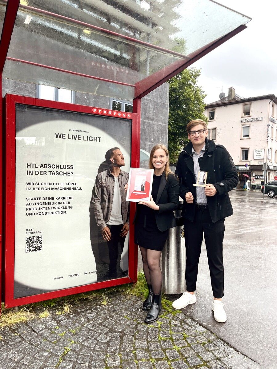 Trophy Progress Werbung hat auch im Mai wieder das schönste Plakat in Vorarlberg mit der OOH-Trophy ausgezeichnet. Michelle Reple von der Zumtobel Group nahm diese von Progress-Geschäftsführer Manuel Mathis entgegen. progress