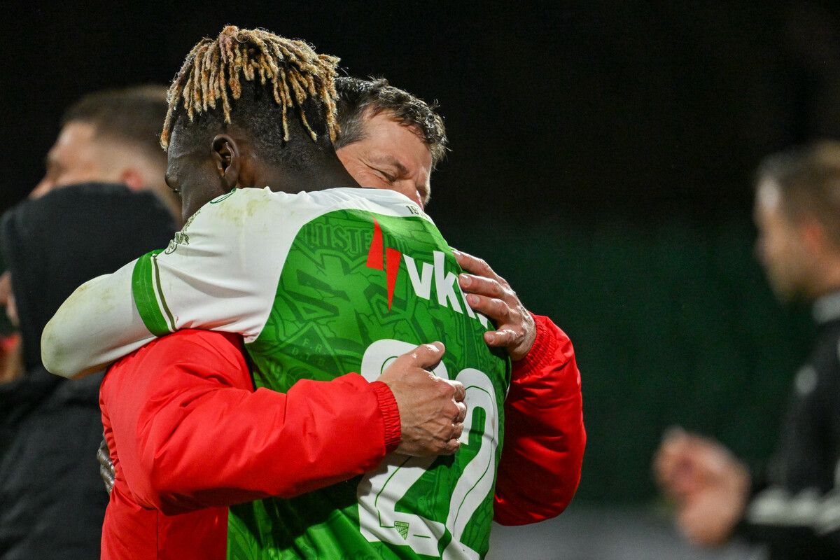 Trotz des Abstiegs haben sich Trainer Andreas Heraf und die Mannschaft in den letzten Wochen als eine eingeschworene Einheit präsentiert.gepa