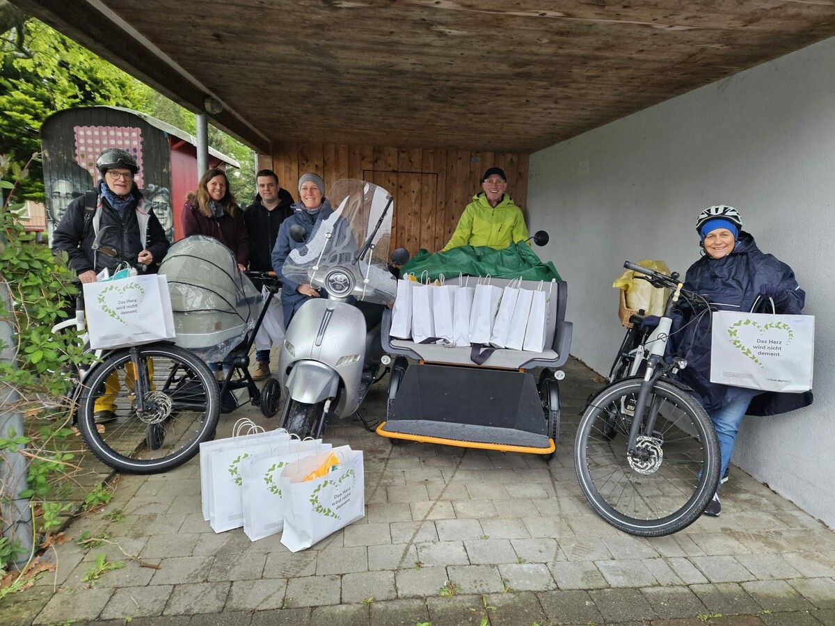 Trotz kaltem und nassem Aprilwetter verteilte das Team des Sozialsprengels Hard Frühstückspakete, um Wertschätzung für die häusliche Pflege zu zeigen. Sozialsprengel