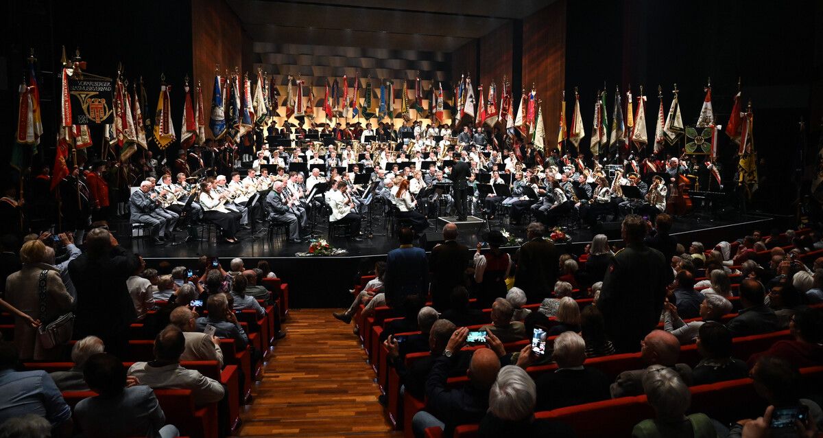 Über 100 Blasmusiker der Militärmusik Vorarlberg und der Original Tiroler Kaiserjägermusik als Gastkapelle ergaben im Finale zusammen mit der Fahnenparade von 92 Vorarlberger Blaskapellen ein imposantes Bild im Festspielhaus. MARKUS KOPPITZ