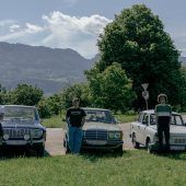 Junge Männer und ihre Liebe für alte Autos