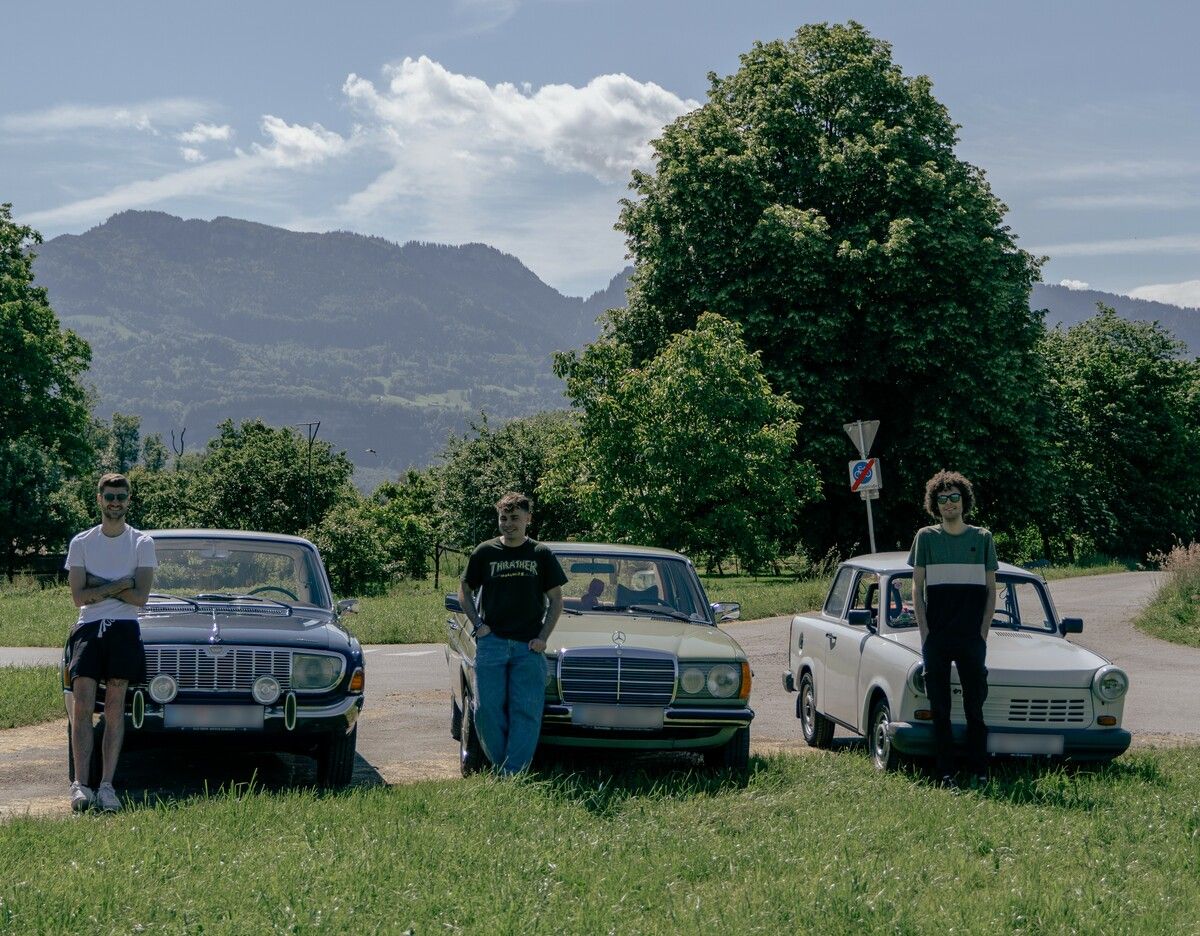 (V. l.) Julian Pfefferkorn (Ford Taunus 20M-TS), Leon Gailberger (Mercedes W123 240D) und Simon Berkmann (IFA Trabant 1.1N). Julian Pfefferkorn