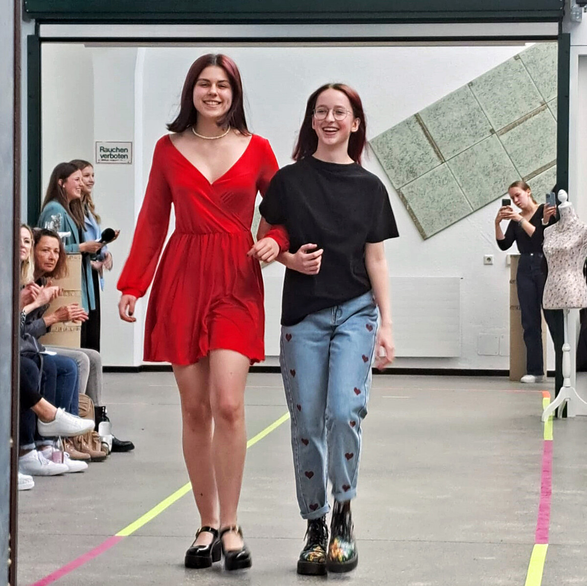 Valentina Walch (r.) und Elena Wolf präsentieren auf dem Laufsteg Second-Hand-Bekleidung.