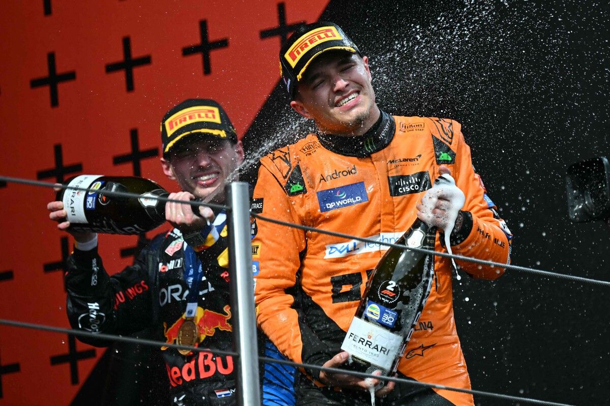 Verstappen und Norris duellierten sich nicht nur mit dem Siegessekt.Apa