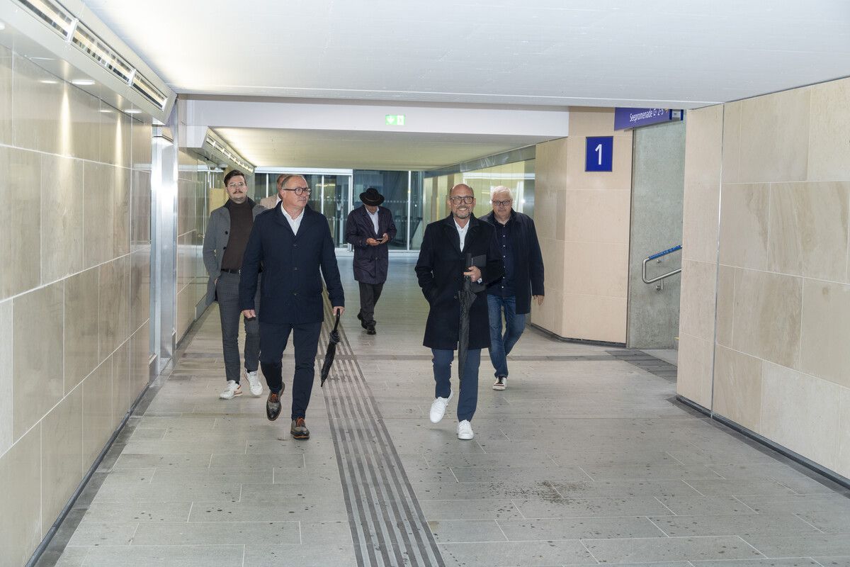 Vertreter der Stadt Bregenz auf dem Weg zur Eröffnung. VN/Paulitsch
