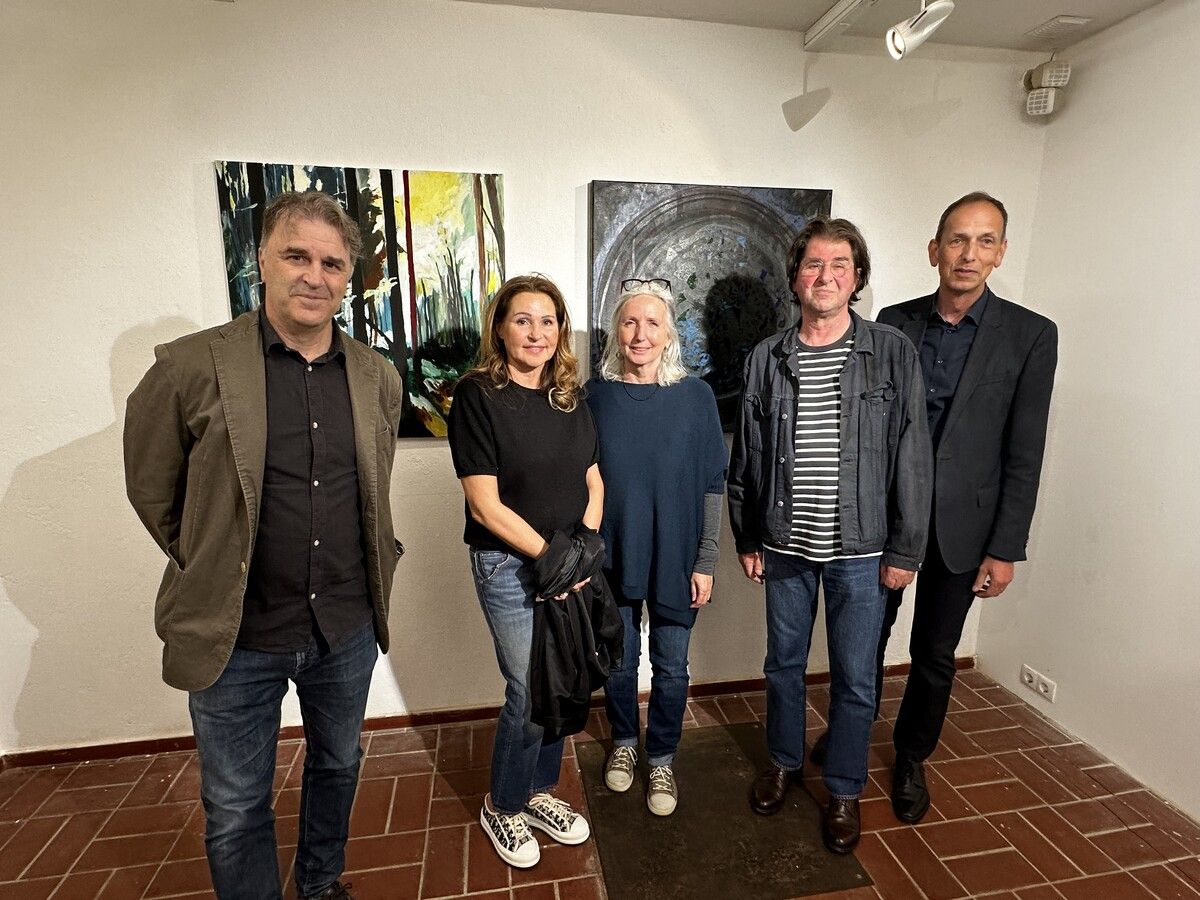 Victor Olmos (Künstler), Sabine Hirn (Nachlassverwalterin Gerold Hirn), Christine Lingg (Künstlerin und milk-Vorstand), Künstler Harald Gfader und Günther Ammann (beide im milk-Vorstand).
