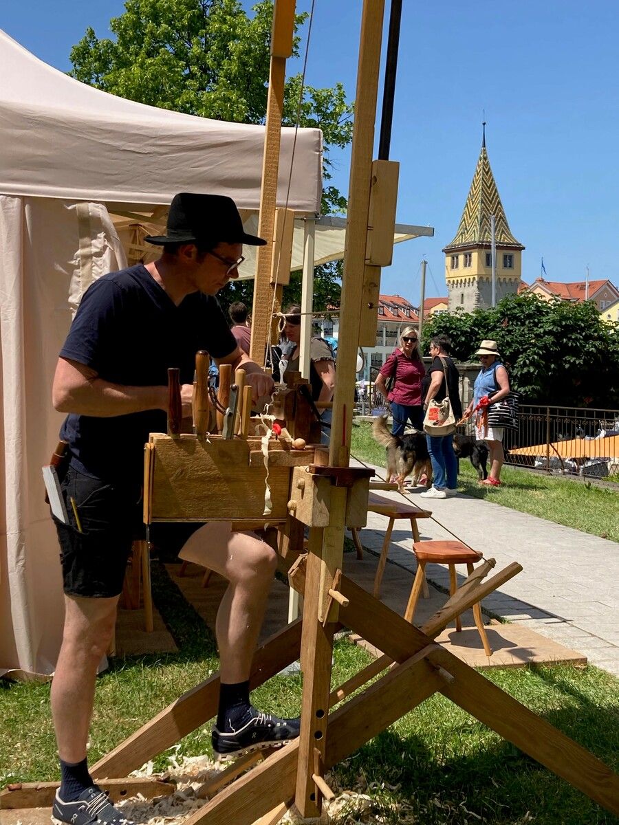 Vielfältig, interessant, individuell und bunt präsentiert sich der Kunsthandwerkermarkt an der Hafenpromenade in Lindau.Veranstalter
