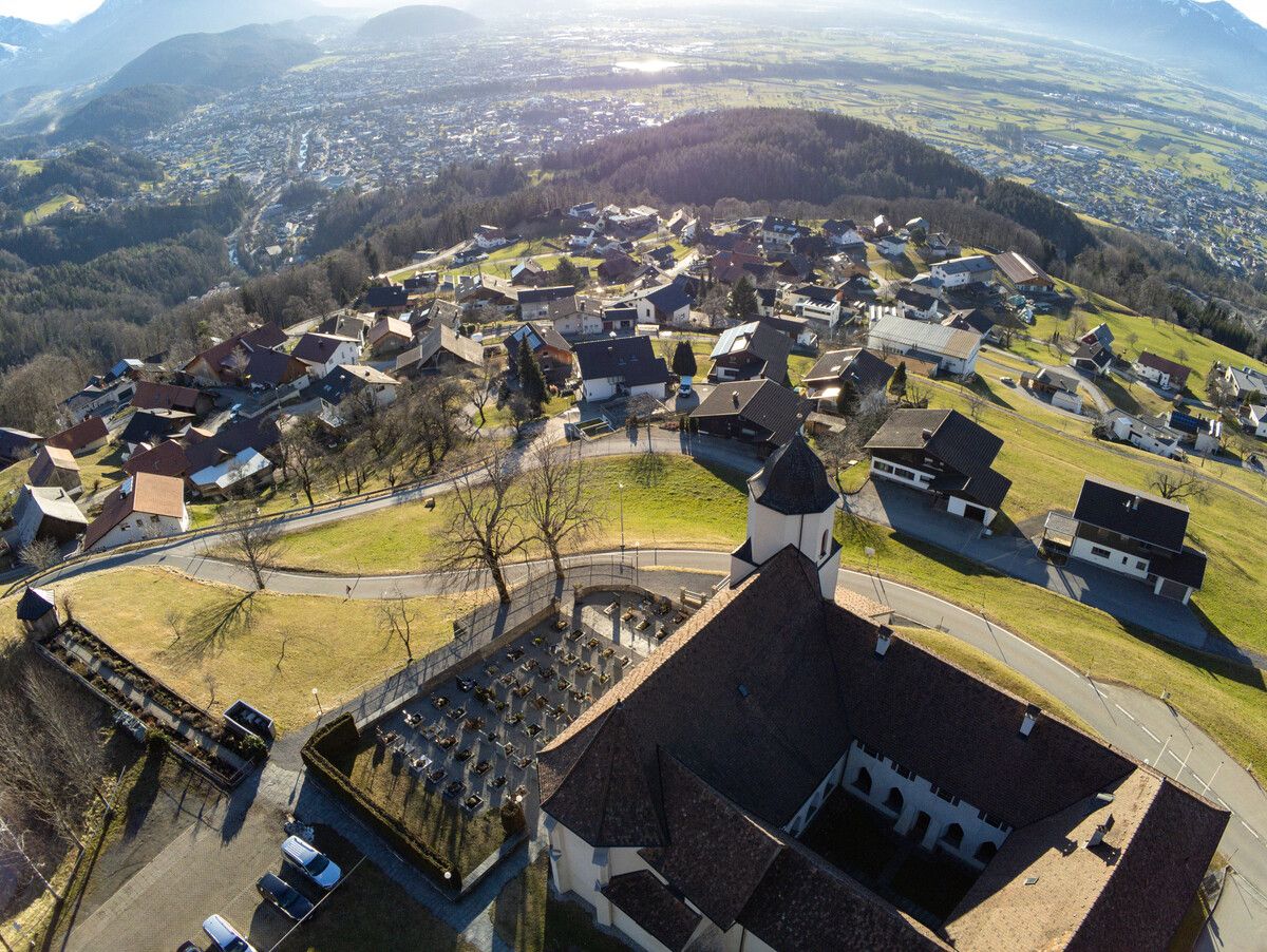 Viktorsberg trohnt über dem Rheintal. Wer hier wohnt, verdient im Schnitt nicht schlecht, selbst für Vorarlberger Verhältnisse. VN/Lerch