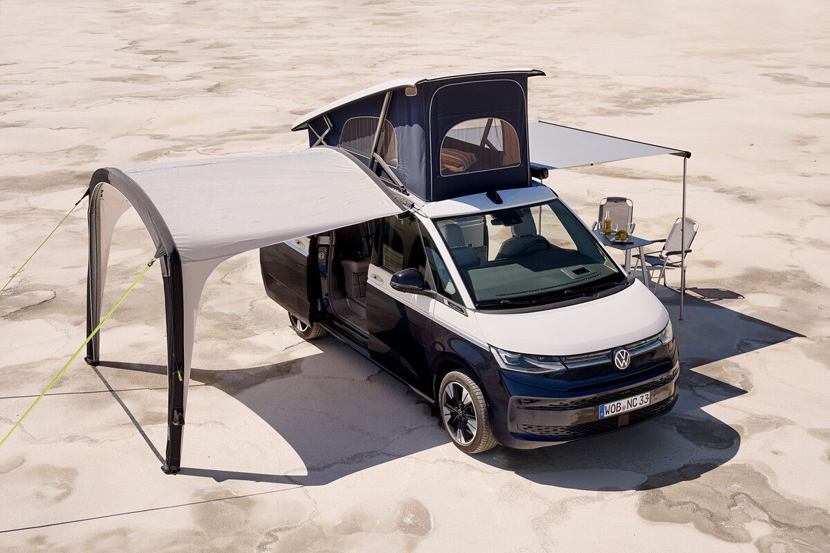 Volkswagen legt seine Camping- und Freizeit-Ikone California neu auf. Basierend auf der Langversion des T7 Multivan hat er wieder ein Aufstelldach und erstmals einen Plug-in-Hybrid. Käufer können unter drei Antrieben auswählen. Am gefragtesten dürfte wieder der Zweiliter-Turbodiesel mit 150 PS werden. Der gleichgroße Benziner TSI leistet 204 PS. Treiben die klassischen Verbrenner mit Vorderräder an, kommt mit dem neuen Plug-in-Hybrid auch wieder Allradantrieb in den California. In Kombination mit einem 1,5-Liter-Benziner leistet das Duo 245 PS. Die elektrische Reichweite liegt bei bis zu 100 Kilometer.