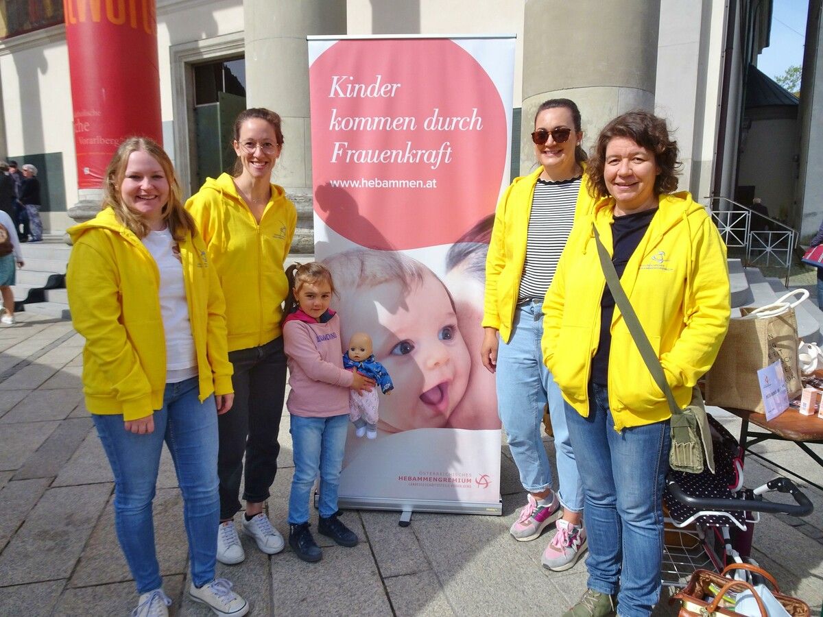 Vorarlberger Hebammen machten am Dornbirner Marktplatz auf ihre Arbeit aufmerksam. cth (2)