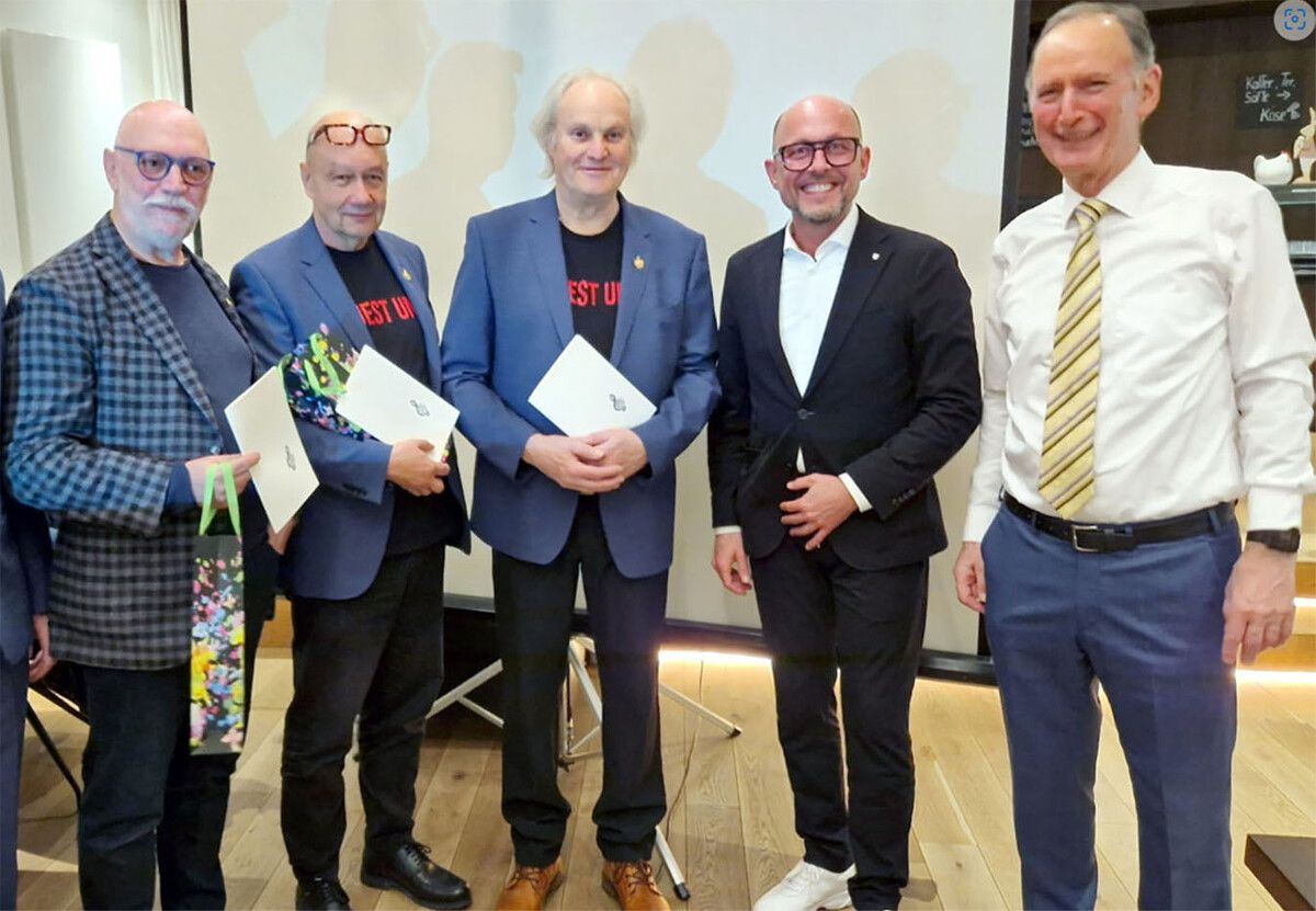 Vorstand Kurt Deuring und Bürgermeister Michael Ritsch mit den Geehrten Stephan Marent, Kuno Wohlgenannt und Karl-Heinz Ender. Männerchor (2)