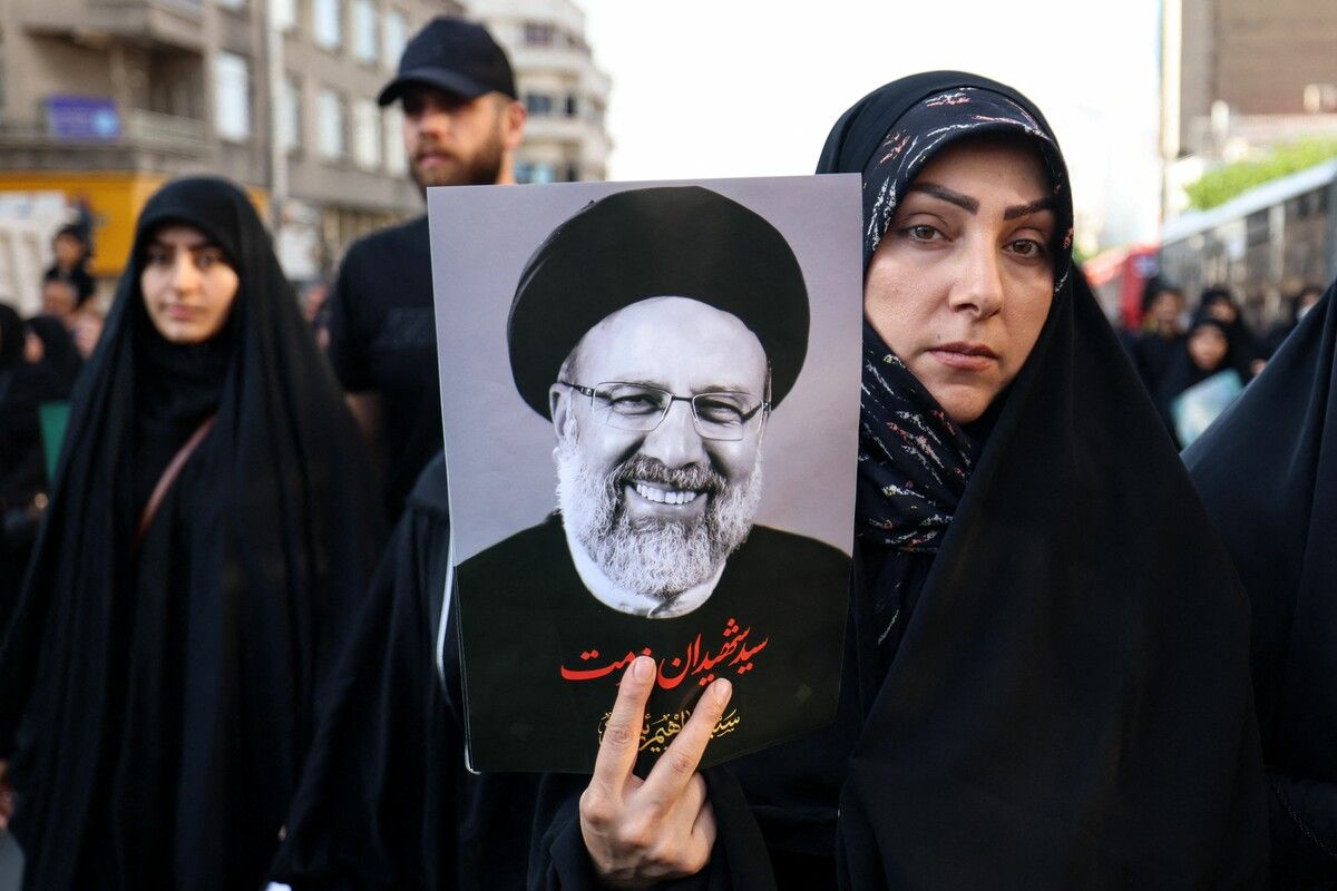 Während einer Trauerzeremonie im Iran finden sich viele Plakate des verstorbenen iranischen Präsidenten Ebrahim Raisi. AFP
