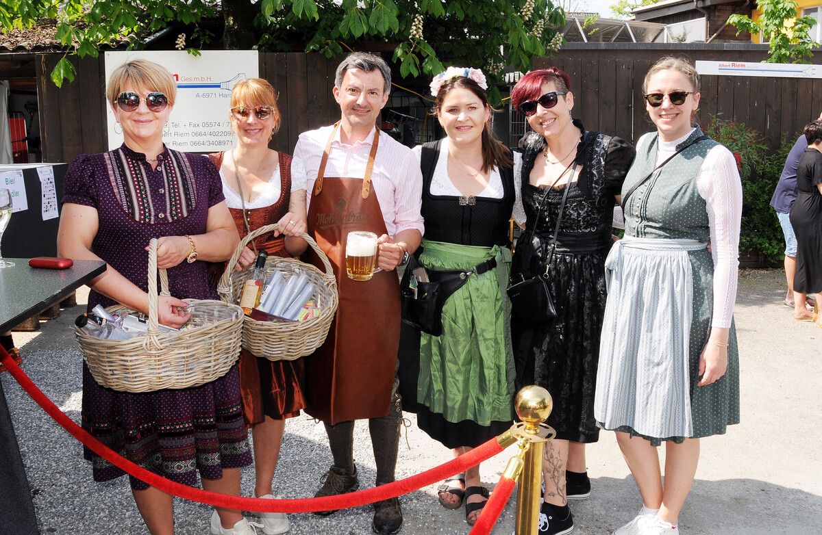 Wealloruscharinnen mit Wirtin Jill Laner und Bürgermeister Martin Staudinger: Tanja Füssinger, Steffi Weberbauer, Tamara Gerner-Mallin und Caroline Gobber.