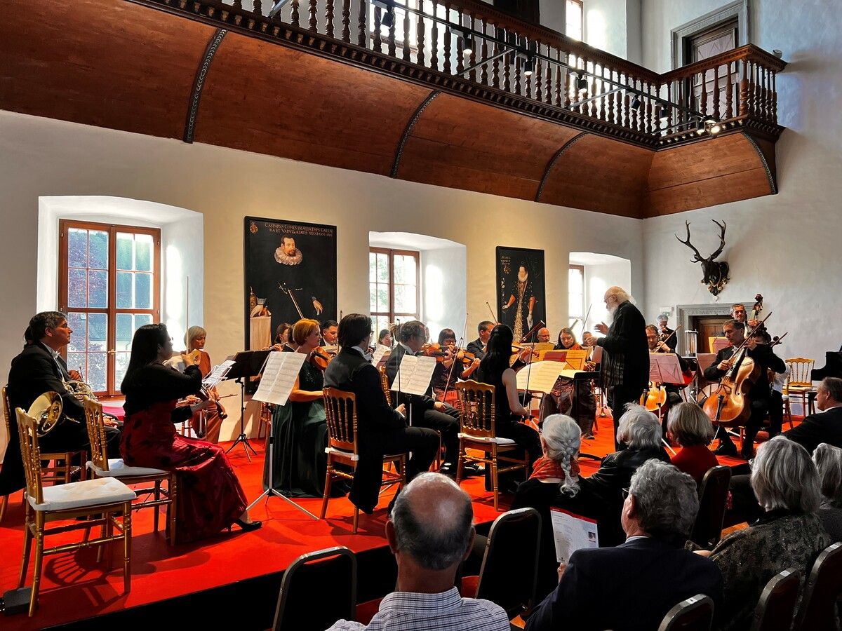 Werner Bärtschi dirigierte die Werke so leidenschaftlich, dass es dem Orchester tatsächlich gelang, den Zuhörern zahlreiche glückliche Momente zu bescheren. ama