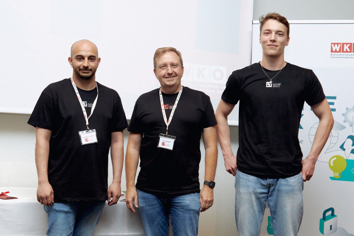 Wettbewerb 36 Lehrlinge überzeugten beim Lehrlingswettbewerb für IT-Berufe, den IT Future Skills. Der Sieg ging an Jonas Mark (Hilti Thüringen, nicht im Bild) vor Niklas Hofer (Grass, Höchst) und Alexander Djordjevic (dyna bcs Informatik, Dornbirn). IT-Bildungssprecher Horst Kasper gratulierte. A.Smirnova