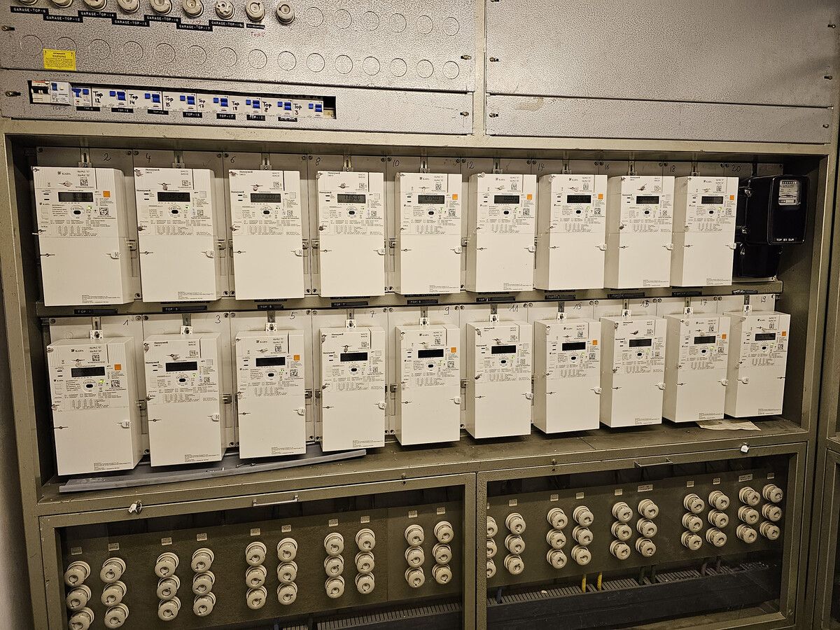 Zahlreiche Smart Meter und ein einzelner alter Stromzähler: So kann das Opt-out auch ausschauen.Wirthensohn/zur Verfügung gestellt