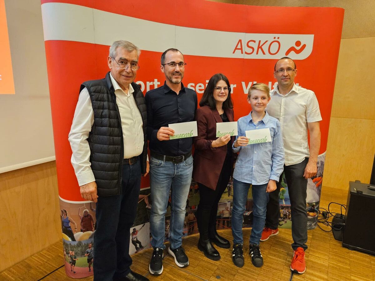 Adrian Nigsch, Elena Tschann und Armin Tenschert werden von ASKÖ für ihre Medaillenerfolge im Jahr 2023 geehrt.Karateclub BLumenegg