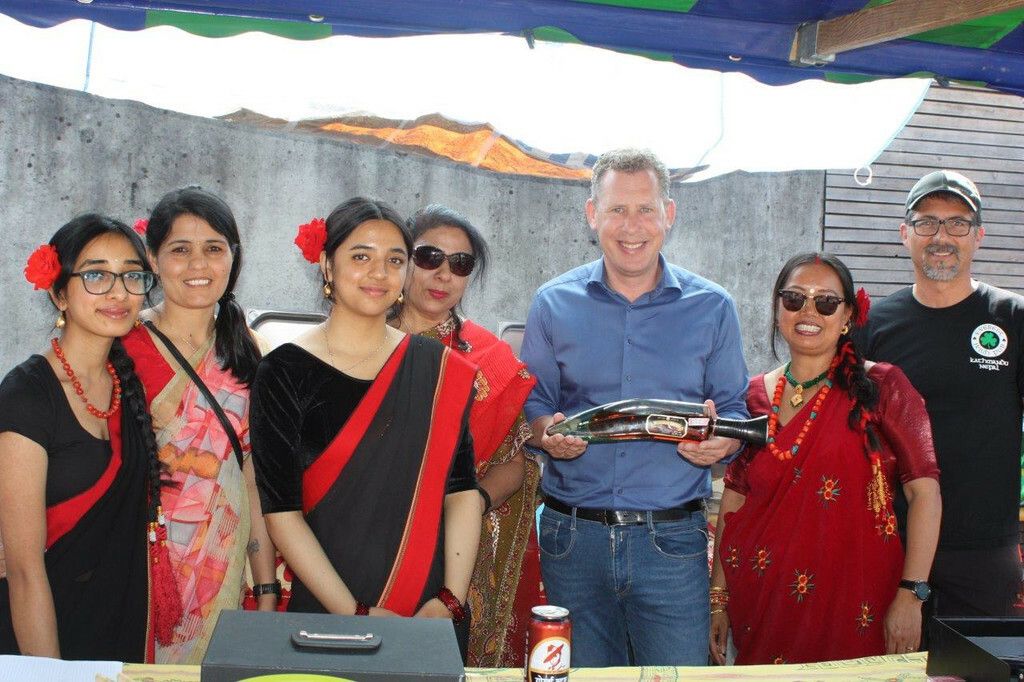 AK-Vorarlberg-Präsident Bernhard Heinzle mit dem Kulturverein aus Nepal freut sich auf das Fest der Kulturen. VN-TK
