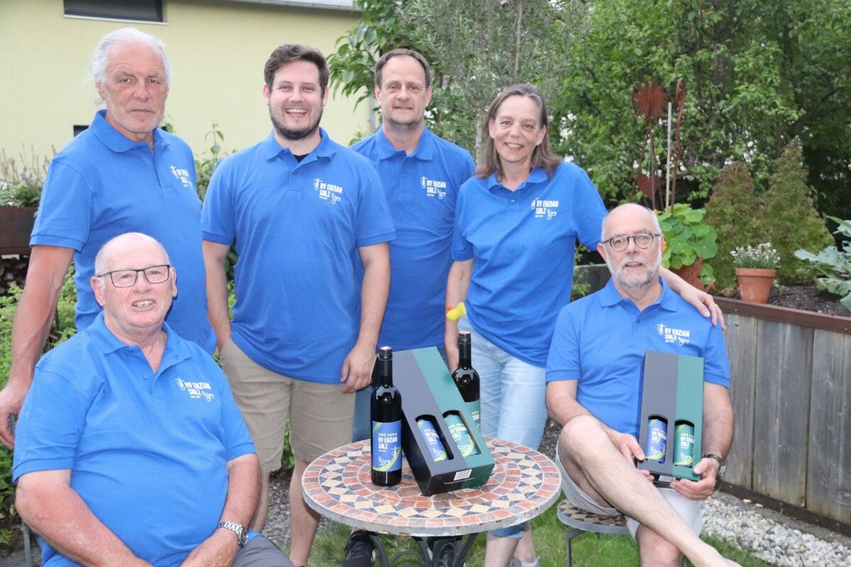 Albert Gächter, Thomas Greussing, Philipp Hartmann, Markus Bachmann, Sabine Hron und Martin Hron feuen sich auf das große Jubiläumsfest.privat
