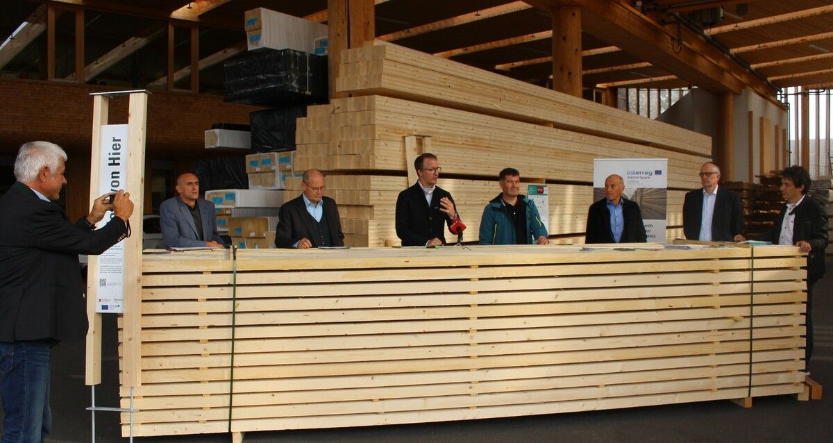 Alles andere als ein „Holzweg“ ist die Initiative „Holz von hier“, die sich seit der Präsentation im Oktober 2020 sehr gut entwickelt hat. STP (2)