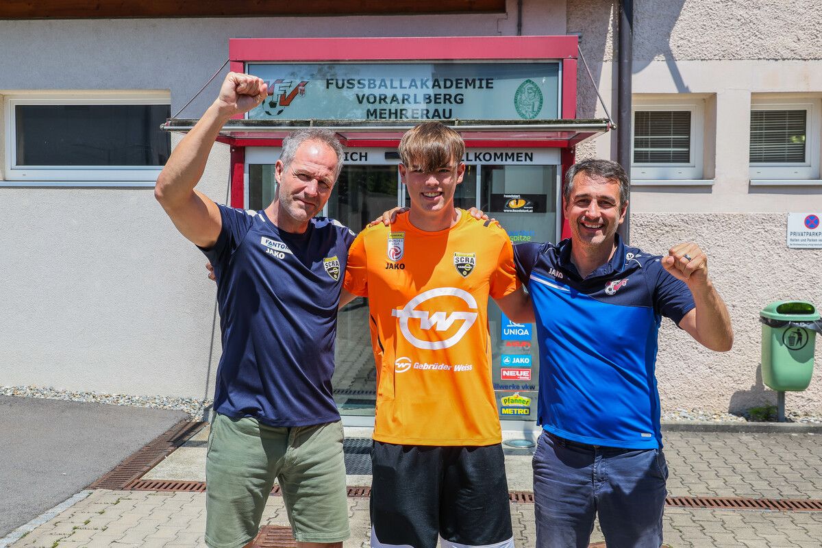 Altachs Roland Kirchler nutzte den Besuch in der Fußballakademie bei Leiter Didi Berchtold (rechts) auch für einen kurzen Austausch mit Torhüter Paul Piffer.???
