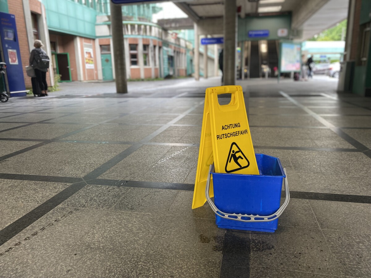 Am Bahnhof Bregenz erinnert der altbekannte Eimer daran, dass etwas getan werden muss.