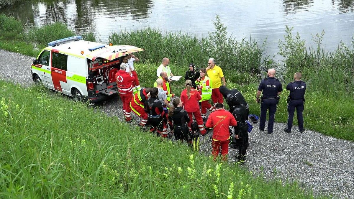 Am Einsatz beim Schleienloch waren das Rote Kreuz, die Polizei und Taucher der Vorarlberger Wasserrettung beteiligt. M. Shourot