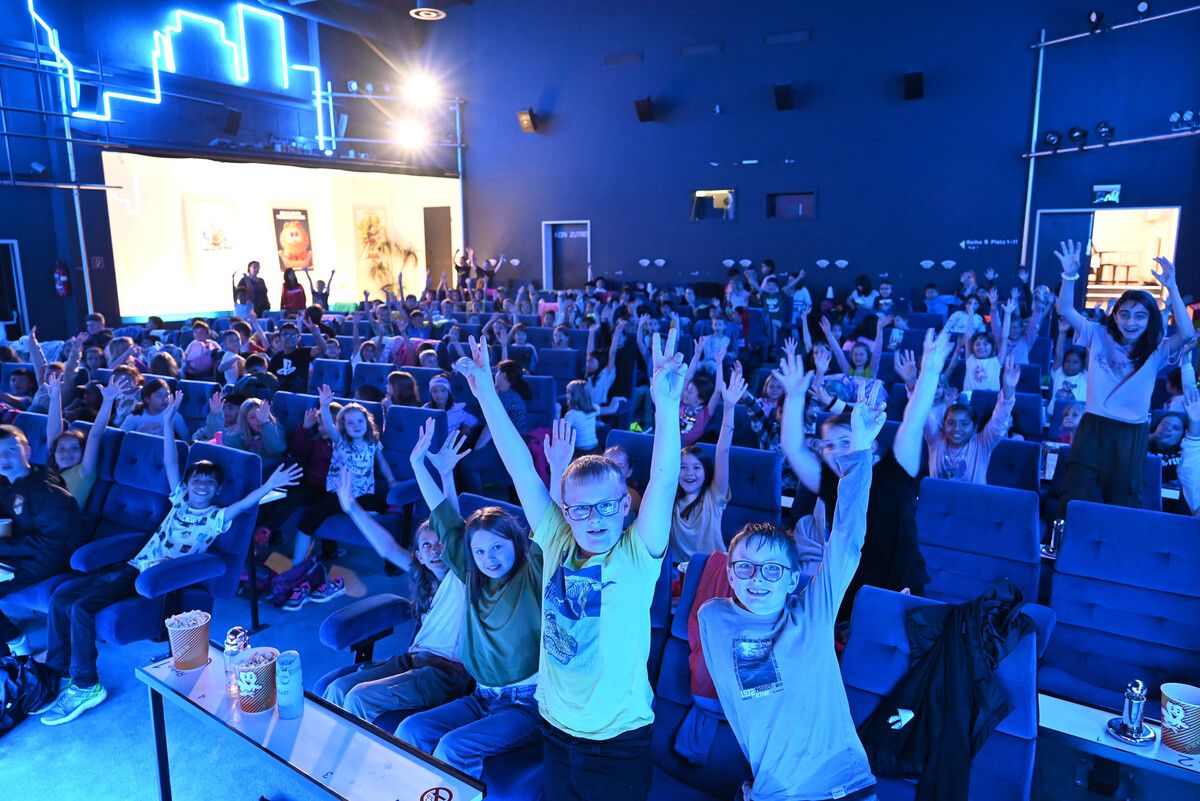 Am Freitagvormittag war die Kinothek fest in Kinderhand. Als Alternative zum abgesagten Schulfest besuchten die Schüler der Volksschule Rotkreuz gemeinsam das Kino. bvs (3)