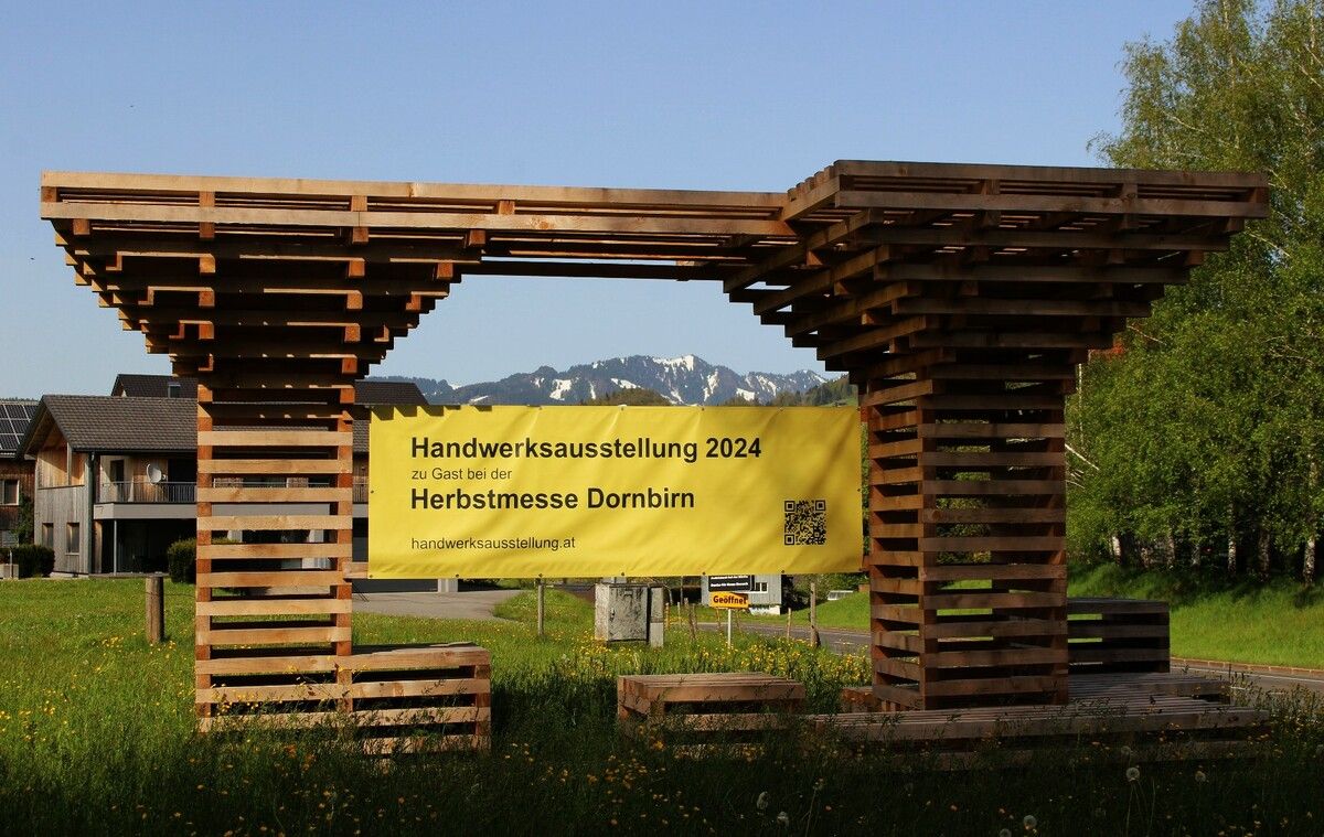An der L 200 in Andelsbuch wirbt eine unübersehbare Holzkonstruktion für die 11. Bregenzerwälder Handwerksausstellung im Rahmen der Herbstmesse Dornbirn.