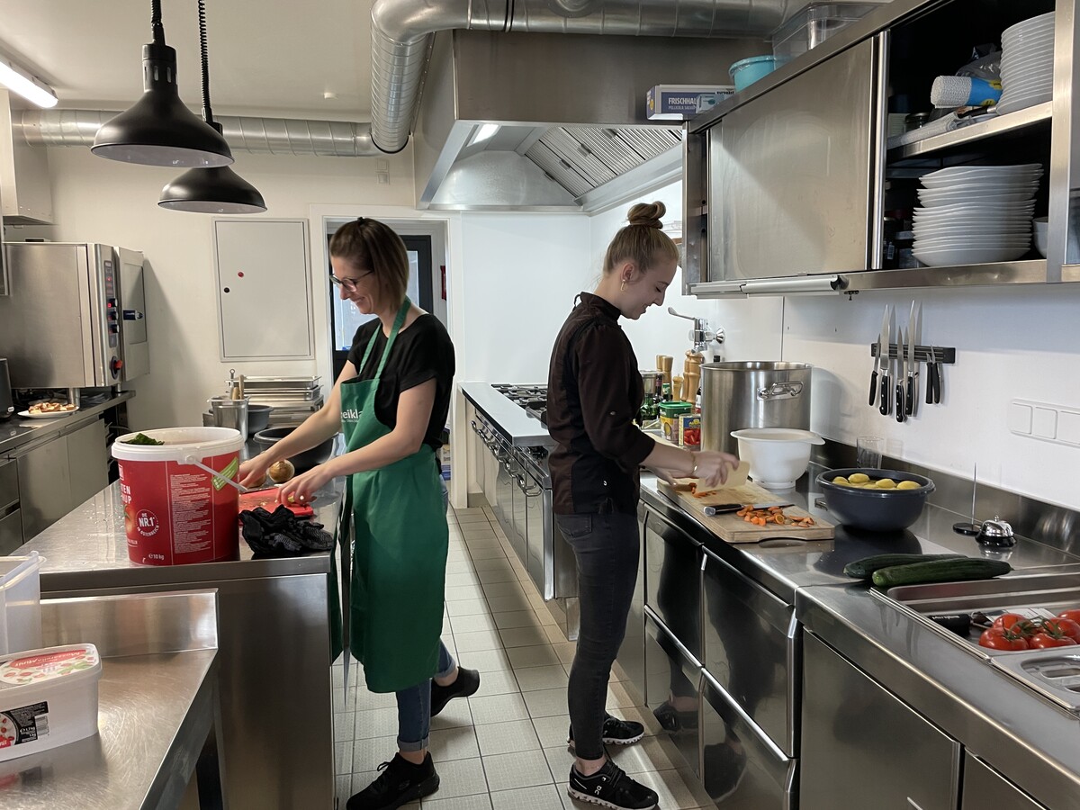 An ruhigen Tagen sind Annette und Sabrina für die Küche verantwortlich. Da darf sich der Koch dann auch mal einen freien Tag genehmigen.