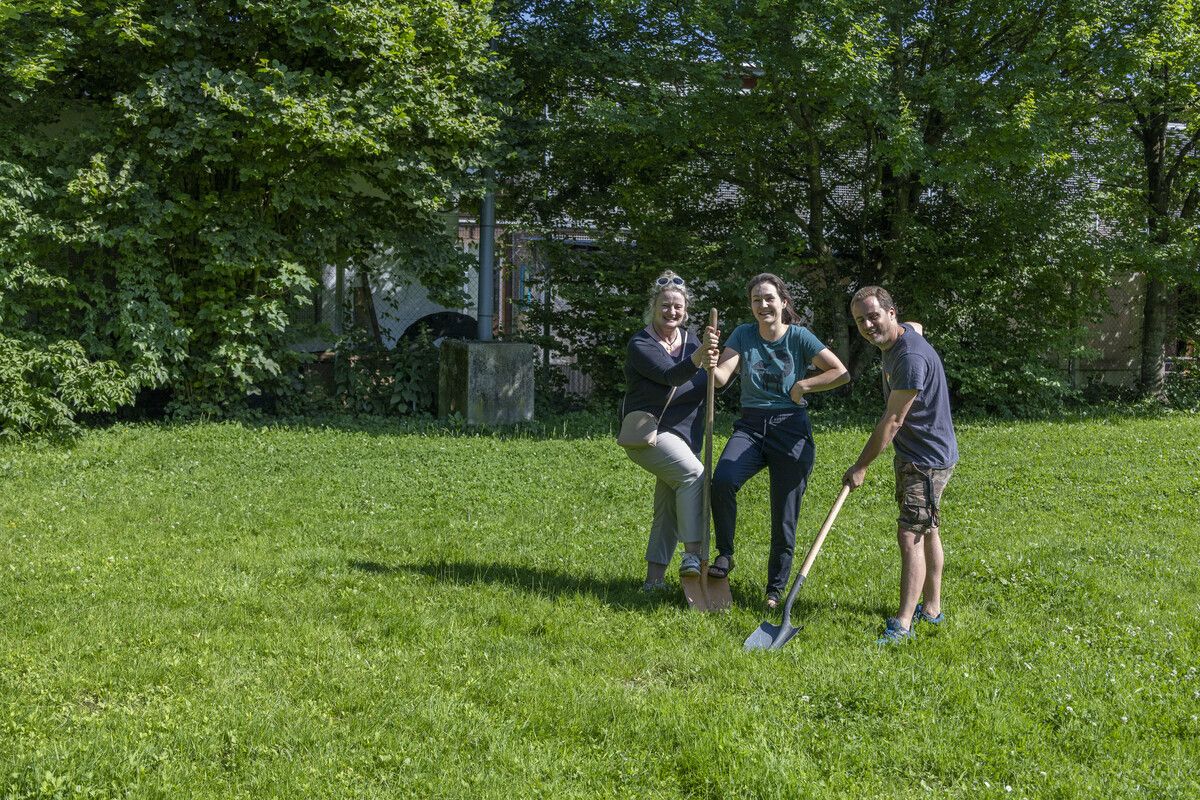Andrea Ritter und Katharina Feurstein (Wildtierhilfe) mit Marco Milohnic vom Tierheim freuen sich auf das Projekt.