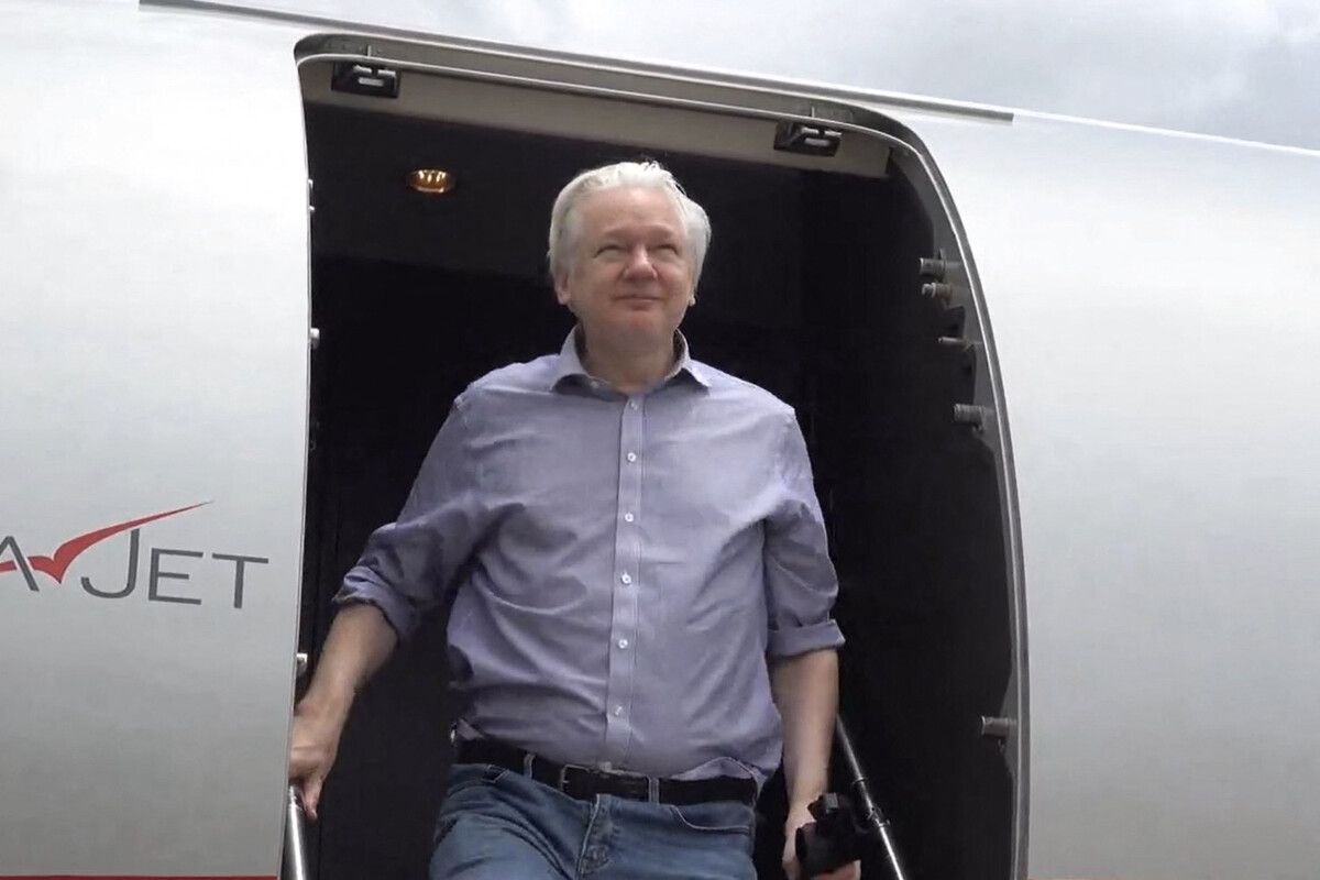 Assange bei seiner Zwischenlandung in Bangkok. Das Bild wurde von WikiLeaks gepostet.AFP