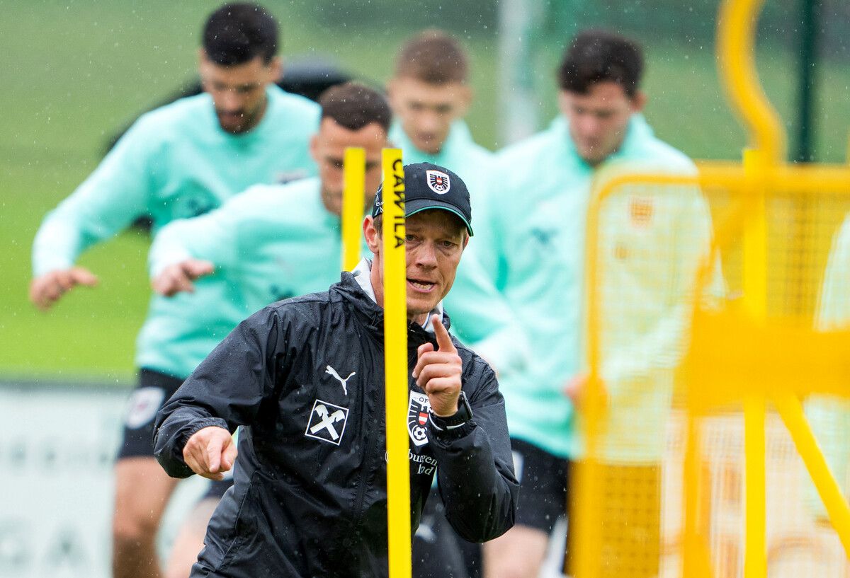 Athletik-Trainer Martin Hämmerle gibt im Training schon mal den Takt an.gepa