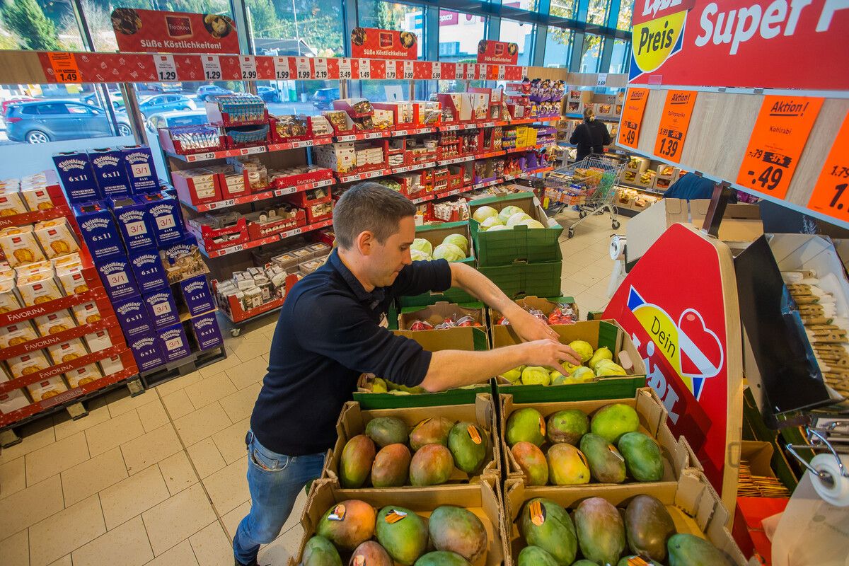 Auch das gehört zur Firmenpolitik: Chef Alessandro Wolf persönlich arbeitet einen Tag in Filialen mit. VN/PS