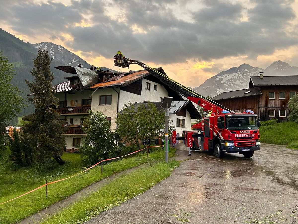 Auch einige Dächer wurden durch den starken Sturm abgedeckt. Die Feuerwehr musste vorerst 18 Mal ausrücken. M. shourot