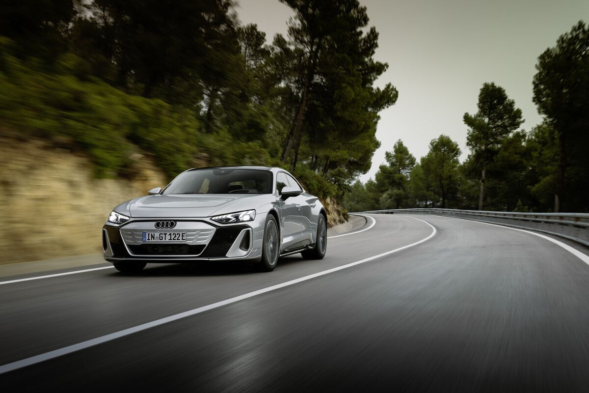 Audi hat sein Elektro-Flaggschiff umfangreich geliftet. Während die äußerlichen Veränderungen gering ausfallen, tut sich viel an Antrieb, Batterie, Ladeleistung und Fahrwerk. Neu ist auch eine fast 1000 PS starke „Performance“-Version der Limousine. Schon im Einstiegsmodell S E-Tron steigt die Leistung der beiden Motoren um rund 200 PS auf insgesamt 500 kW/679 PS, das RS-Modell erhält eine noch etwas stärkere Kraftspritze und kommt nun auf 630 kW/863 PS kurzzeitige Maximalleistung. Gekrönt wird das Programm durch eine neu Top-Variante mit 680 kW/925 PS. Auch die Reichweiten sollen steigen.
