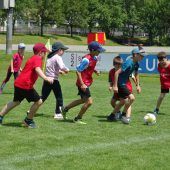 180 Kinder beim Fußball-Spielefest