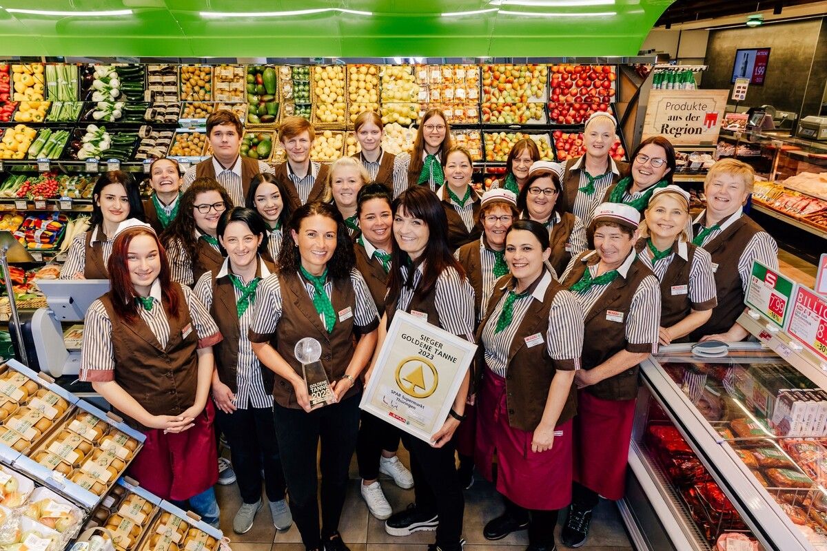 Ausgezeichnet Der Spar-Supermarkt in Thüringen erhält die höchste interne Auszeichnung von Spar – die „Goldene Tanne“. Die Trophäe wird jährlich an die besten Standorte des Landes vergeben. Marktleiterin Simone Fijatkowski und ihr Team freuen sich, dass sie von sich überzeugen konnten. spar