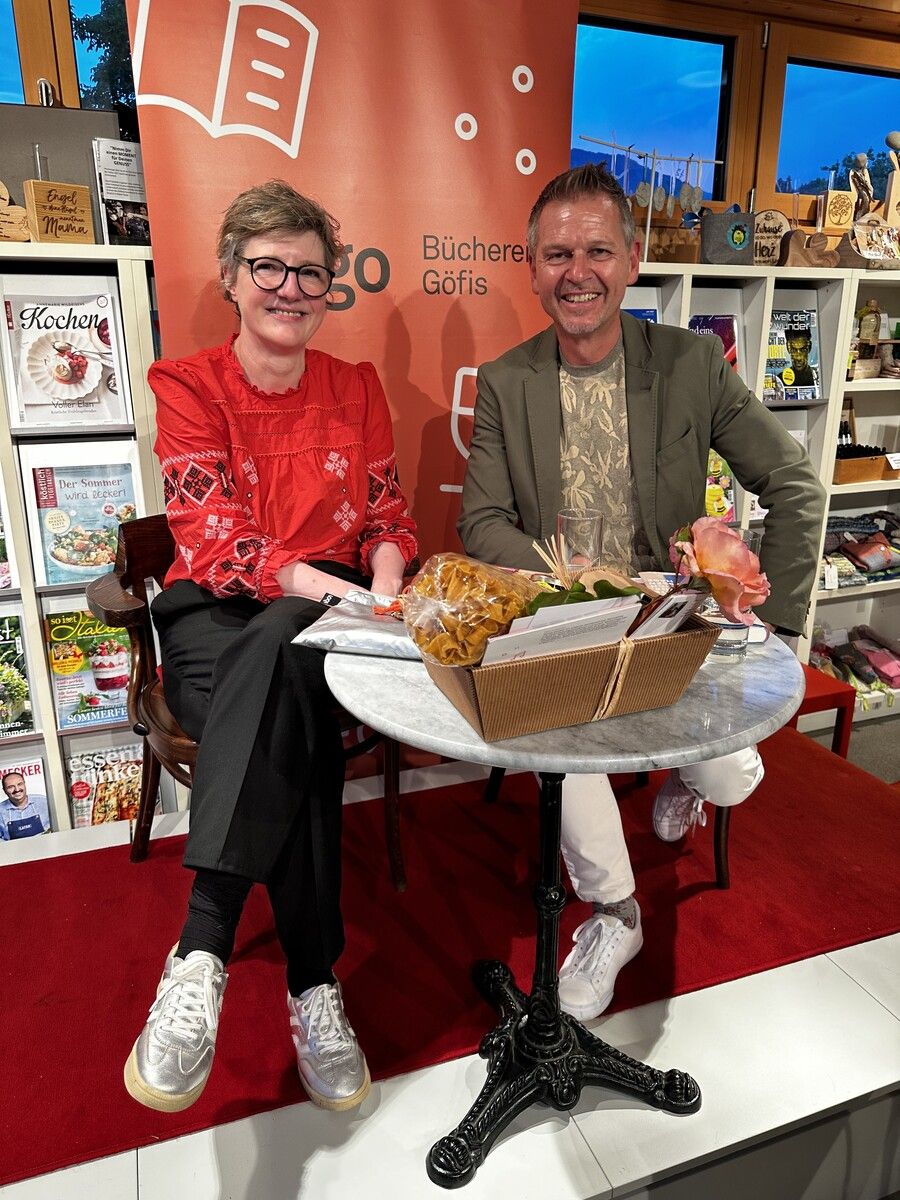 Autorin Doris Knecht und bugo-Leiter Rudi Malin freuten sich über die zahlreichen interessierten Besucherinnen und Besucher.bi (4)