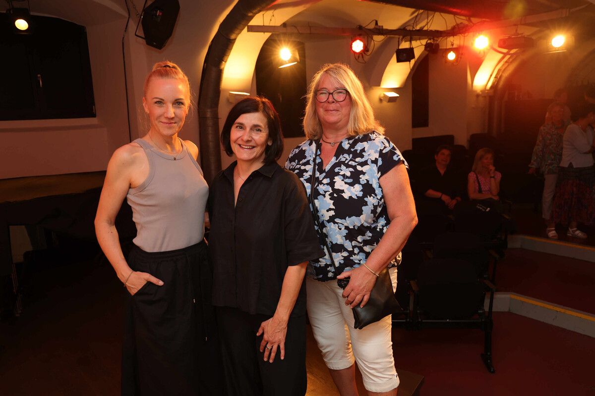 Autorin Ingrid Hofer, Chorleiterin Susanne Klammsteiner und Elfriede Böhler.