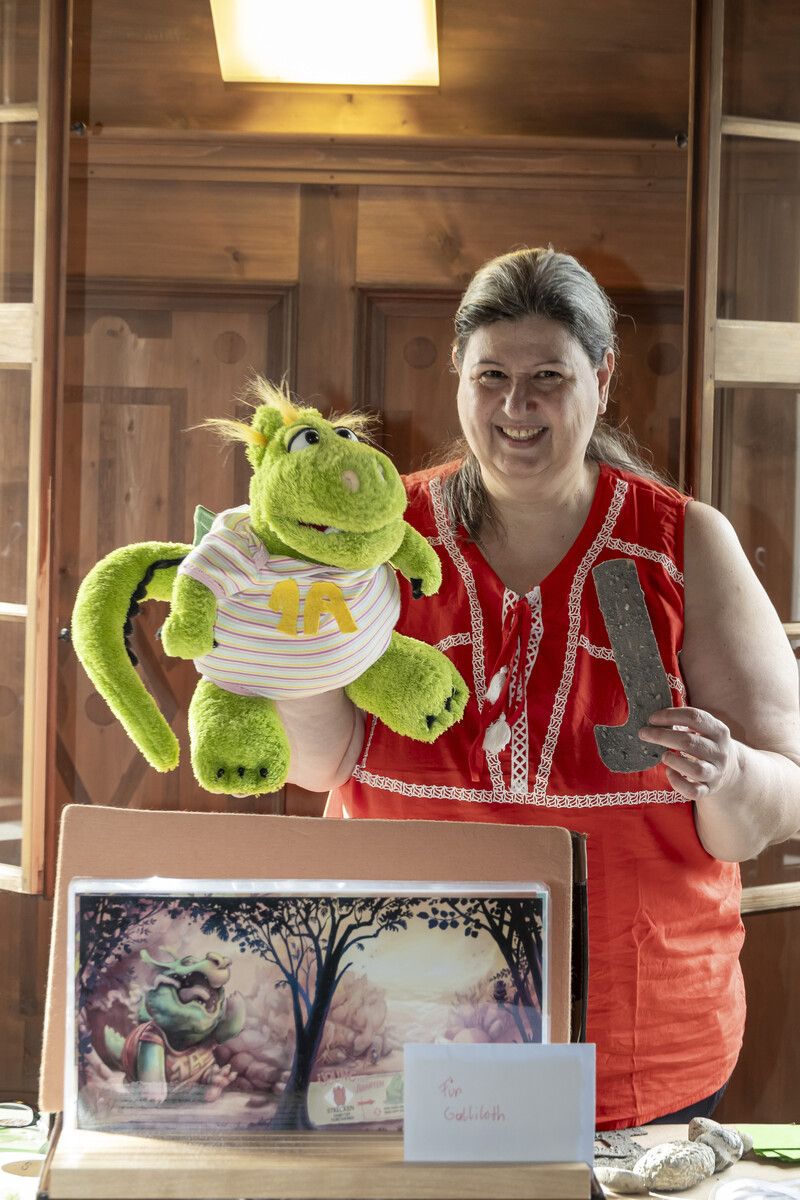 Autorin Marion Crone wurde von Handpuppe Drache Galliloth unterstützt. 