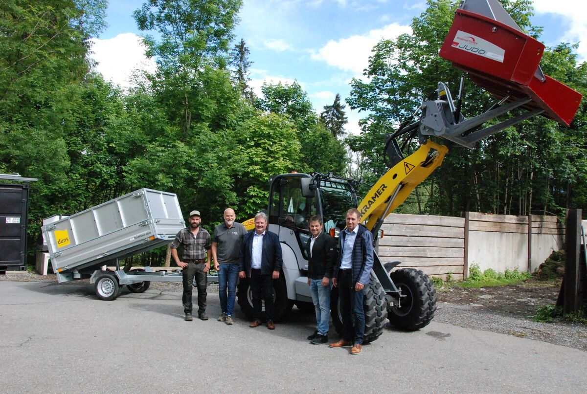 Bauhofmitarbeiter Manuel Gohm und Robert Putz von der Firma Wacker Neuson mit Gerold Mähr, Bürgermeister von Düns, Walter Rauch, Bürgermeister von Dünserberg, und Michael Ammann, Bürgermeister von Röns. Gemeinde Düns