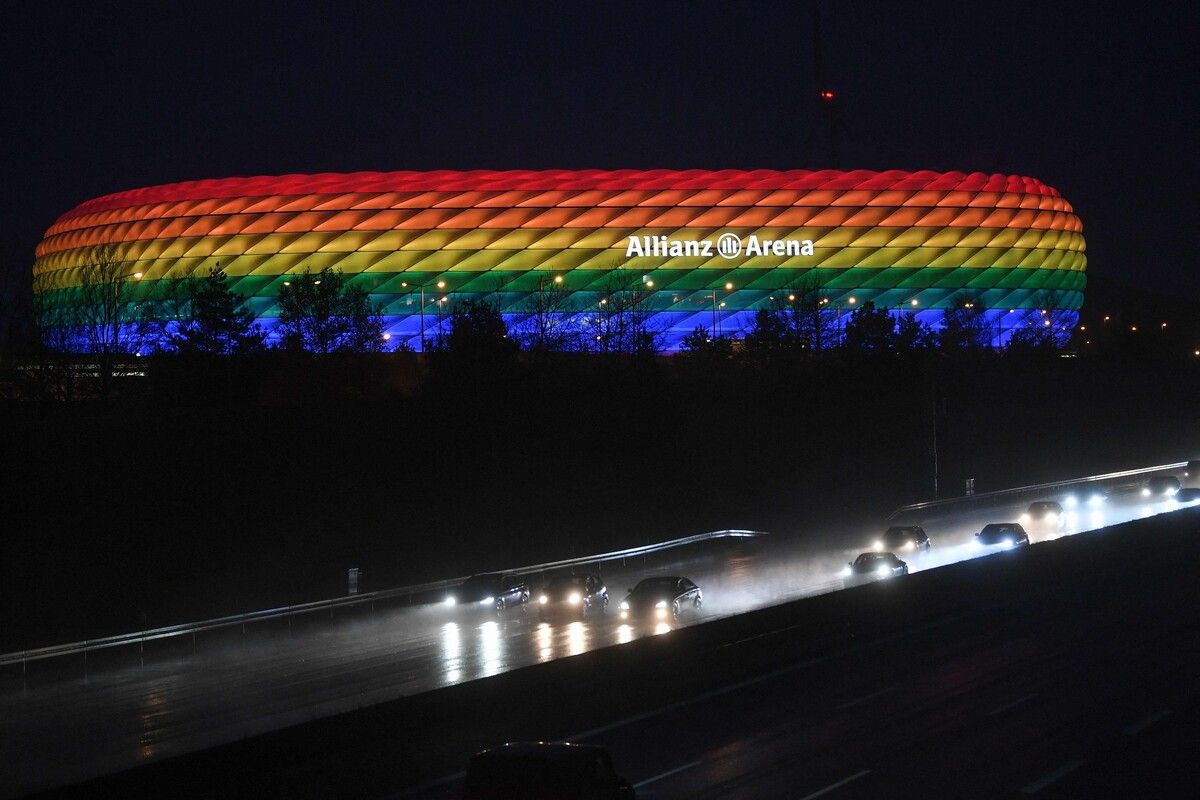 Bei Bayern-Matches erlaubt, bei der EURO nicht: Die Arena in Regenbogenfarben.apa