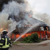 Ehemaliges Autohaus in Kempten in Vollbrand